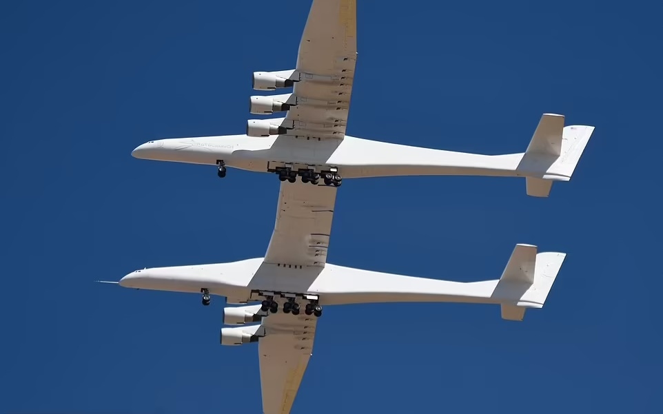 Máy bay lớn nhất thế giới cất cánh trên bầu trời Mỹ